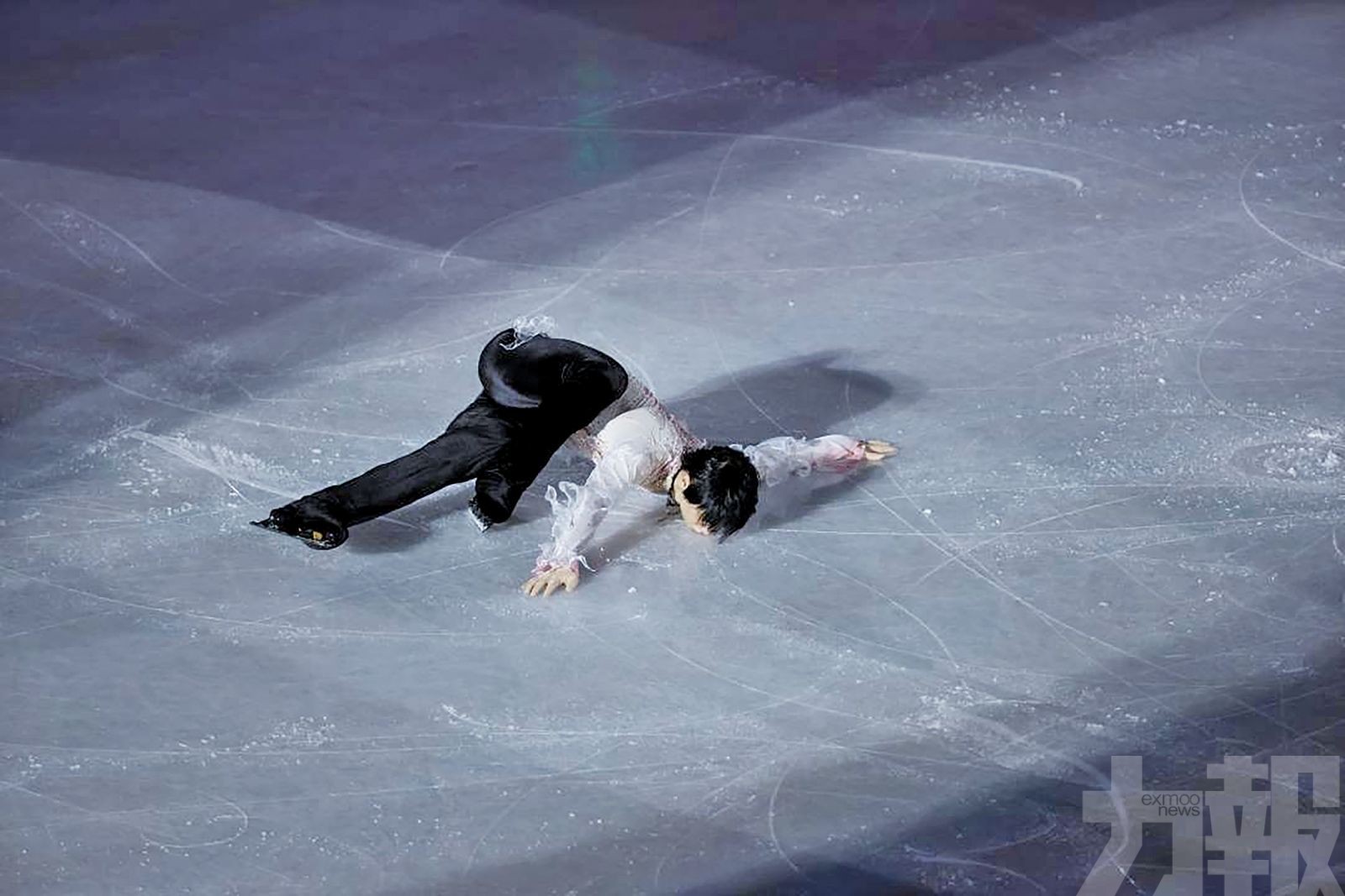 羽生結弦親吻冰面